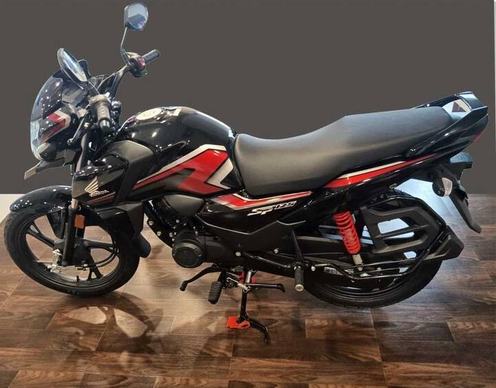 Hero Xtreme 125R: ਦੇਸ਼ ਦੀ ਸਭ ਤੋਂ ਵੱਡੀ ਦੋਪਹੀਆ ਵਾਹਨ ਨਿਰਮਾਤਾ ਕੰਪਨੀ Hero MotoCorp ਵੀ ਇਸ ਸੈਗਮੈਂਟ ਵਿੱਚ Xtreme 125R ਦੀ ਪੇਸ਼ਕਸ਼ ਕਰ ਰਹੀ ਹੈ। ਇਹ ਕੰਪਨੀ ਦੀ ਲੇਟੈਸਟ ਬਾਈਕ ਹੈ ਜਿਸ ਨੂੰ ਇਸ ਸਾਲ ਲਾਂਚ ਕੀਤਾ ਗਿਆ ਸੀ। ਸ਼ਾਨਦਾਰ ਵਿਸ਼ੇਸ਼ਤਾਵਾਂ ਅਤੇ ਡਿਜ਼ਾਈਨ ਦੇ ਨਾਲ ਆਉਣ ਵਾਲੀ ਇਸ ਬਾਈਕ 'ਚ 124.7 ਸੀਸੀ ਸਿੰਗਲ ਸਿਲੰਡਰ ਇੰਜਣ ਹੈ, ਜੋ ਬਾਈਕ ਨੂੰ 10.5 ਨਿਊਟਨ ਮੀਟਰ ਟਾਰਕ ਦੇ ਨਾਲ 11.4 bhp ਦੀ ਪਾਵਰ ਦਿੰਦਾ ਹੈ। ਇਸ ਬਾਈਕ ਨੂੰ ਇਕ ਲੀਟਰ ਪੈਟਰੋਲ 'ਤੇ ਕਰੀਬ 66 ਕਿਲੋਮੀਟਰ ਤੱਕ ਚਲਾਇਆ ਜਾ ਸਕਦਾ ਹੈ। ਇਸ ਦੀ ਕੀਮਤ 95 ਹਜ਼ਾਰ ਰੁਪਏ ਤੋਂ ਲੈ ਕੇ 99,500 ਰੁਪਏ ਤੱਕ ਹੈ।