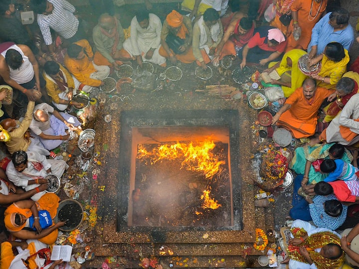 Mirzapur: Devotees perform 'hawan' on the occasion of 'Ram Navami' festival at Vindhyavasini temple.  (Image source: PTI Images)