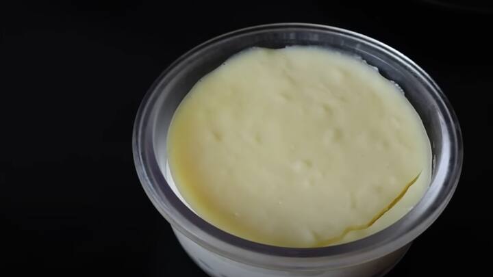 முக்கால் பாகம் தேங்காய் பால் எடுத்துள்ள பாத்திரத்தில் அரை கப் சர்க்கரை ,ஒரு சிட்டிகை உப்பு சேர்த்து ஒரு கரண்டியால் கலந்து விட்டு இதை தனியே எடுத்து வைத்து விட வேண்டும். கால் கப் தேங்காய் பால் வைத்துள்ள பாத்திரத்தில் கால் கப் சோள மாவை சேர்த்து கட்டியில்லாமல் கரைத்துக் கொள்ள வேண்டும்.
