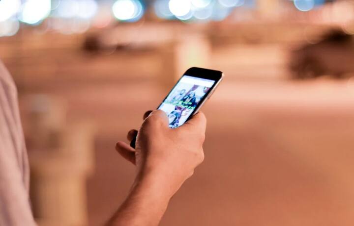 உங்கள் மொபைலில் உள்ள ஆப்களில் மைக் மற்றும் கேமரா பயன்படுத்தும் போது கவனமாக இருங்கள்.