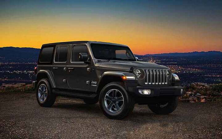 ਹੋਰ ਆਕਰਸ਼ਕ ਵਿਸ਼ੇਸ਼ਤਾਵਾਂ: ਥਾਰ ਨਾਲ ਮੁਕਾਬਲਾ ਕਰਨ ਲਈ ਆਉਣ ਵਾਲੀ ਜੀਪ ਰੈਂਗਲਰ ਨੂੰ ਪਰਿਵਾਰਕ ਕਾਰ ਵਜੋਂ ਵਿਉਂਤਿਆ ਜਾ ਰਿਹਾ ਹੈ। ਇਸਦਾ ਸਿੱਧਾ ਮਤਲਬ ਹੈ ਕਿ ਤੁਸੀਂ ਕਾਰ ਵਿੱਚ ਆਰਾਮ ਨਾਲ ਸਬੰਧਤ ਕਈ ਆਕਰਸ਼ਕ ਵਿਸ਼ੇਸ਼ਤਾਵਾਂ ਦੇਖ ਸਕਦੇ ਹੋ।