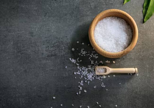 உங்கள் உணவில் அதிகப்படியான சோடியம் சிறுநீரில் கால்சியம் படிகங்களின் அபாயத்தை அதிகரிக்கிறது. எனவே குறைவான உப்பை எடுத்து கொள்ளுங்கள்.