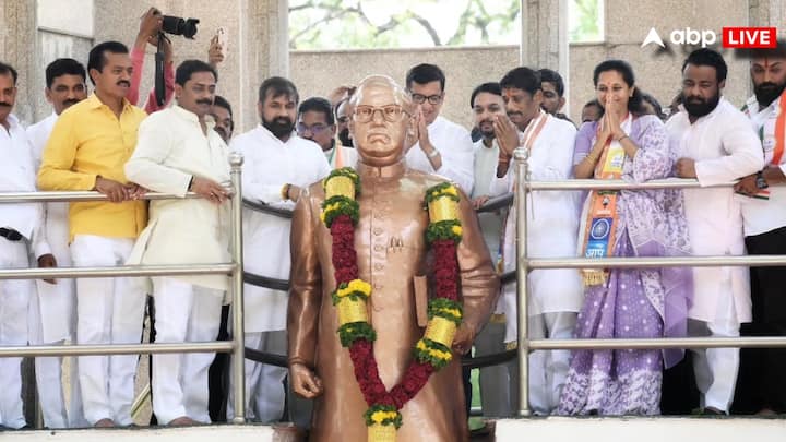 बारामती सीट से शरद पवार ने अपनी बेटी सुप्रिया सुले को उम्मीदवार बनाया है. अजित पवार ने भी इस सीट से अपनी पत्नी सुनेत्रा पवार को टिकट दिया है.