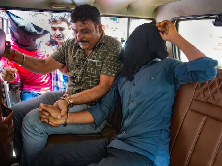 बता दें कि दोनों आरोपियों को मंगलवार को एक मजिस्ट्रेट अदालत में पेश किया गया. पुलिस ने मामले का मास्टरमाइंड का पता लगाने के लिए आरोपियों को 14 दिनों के लिए हिरासत में लेने की मांग की वहीं. पुलिस की पूछताछ के दौरान आरोपियों ने अपना जुर्म कबूल किया. पुलिस को मामले में इस्तेमाल हुई बाइक तो मिल गई है लेकिन अब तक हथियार बरामद नहीं हुए है.