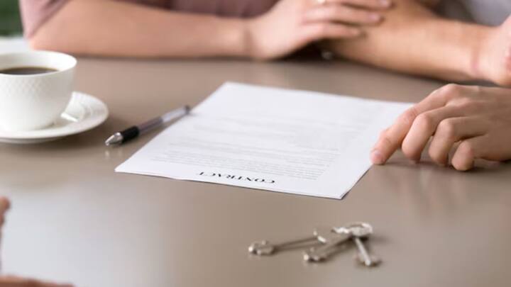 अगर आप किराएदार समय पर पैसे नहीं देता. तो आप उस पर कोई कार्रवाई नहीं कर सकते.  रेंट एग्रीमेंट में समय पर किराया न देने को लेकर पेनल्टी के चार्ज ऐड किये जा सकते हैं. बिना रेंट एग्रीमेंट के आप किरायेदार से पेनल्टी की डिमांड नहीं कर सकते.