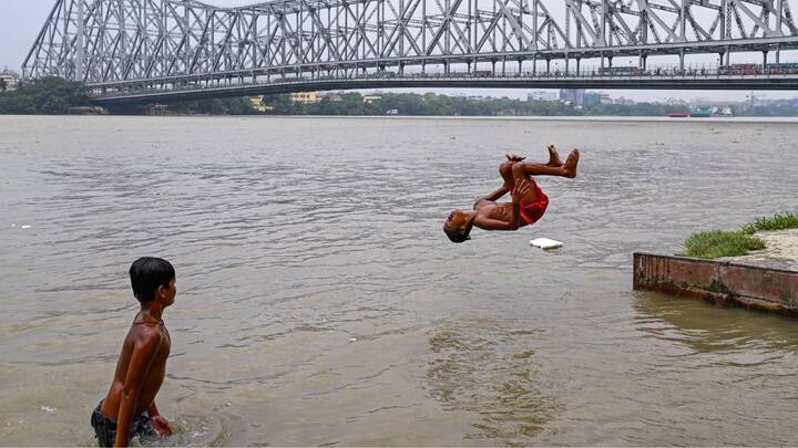 তীব্র দহনে নাজেহাল দক্ষিণবঙ্গ। আপাতত গরম কমার কোনও ইঙ্গিত নেই। কোথাও কোথাও পারদ ৪০ ডিগ্রি পার। তাই এবার আরও এগিয়ে আনা হল গরমের ছুটি।