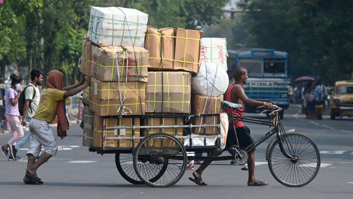 কলকাতায় আজ পরিষ্কার আকাশ। গরমের তীব্রতা বাড়বে বলে আবহাওয়া দফতর সূত্রে খবর। আর্দ্রতাজনিত অস্বস্তি বাড়বে।
