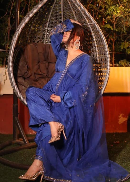 ਕੌਰ ਬੀ ਨੇ ਤਸਵੀਰਾਂ ਸ਼ੇਅਰ ਕਰ ਕੈਪਸ਼ਨ ਵਿੱਚ ਲਿਖਿਆ, ਖੰਡ ਦੇ ਖਡੌਣੇ ਵਰਗੀਏ ਕੁੜੀਏ....💎... ਇਸ ਤੋਂ ਇਲਾਵਾ ਹੋਰ ਤਸਵੀਰਾਂ ਸ਼ੇਅਰ ਕਰਦੇ ਹੋਏ ਗਾਇਕਾ ਨੇ ਲਿਖਿਆ, ਵੇ ਤੂੰ ਜੱਟੀ ਨੂੰ ਵਿਗਾੜੇ ਗਾ ਸ਼ੌਕੀਨਾ...💙...