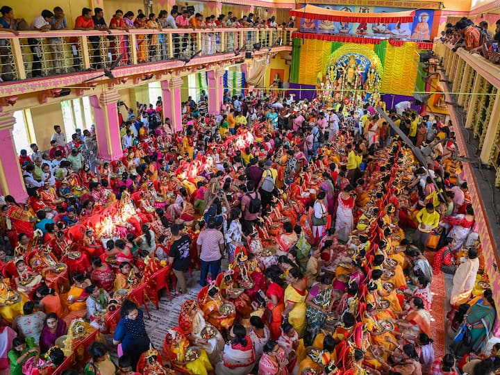Kolkata: Girls being worshipped during 'Kumari Puja' on the occasion of 'Ram Navami' festival, at the Dakshineswar Ramkrishna Sangha Adyapeath. (Image source: PTI Images)