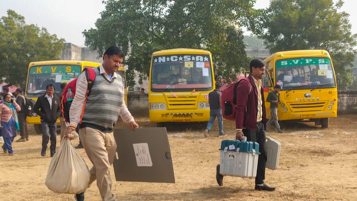 लोकसभा चुनाव के लिए पहले चरण के मतदान की तैयारियों का अंतिम दौर चल रहा है. चुनाव की ड्यूटी में सभी कर्मचारी भी लग चुके हैं ऐसे में क्या आप जानते हैं कि इन कर्मचारियों को मेहनताना कितना मिलता है.