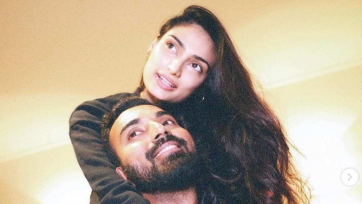 केएल राहुल ने बॉलीवुड एक्ट्रेस अथिया शेट्टी के साथ शादी की है. ये दोनों मुंबई में ही रहते हैं. राहुल के पास बैंगलोर में भी लग्जरी अपार्टमेंट है. यह करीब 7000 हजार स्क्वैयर फीट का है. रिपोर्ट्स के मुताबिक इसकी कीमत 65 लाख रुपए है.