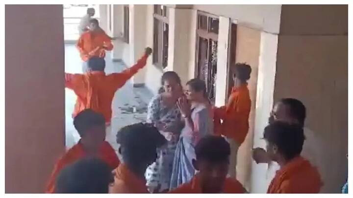 Telangana School Attacked After Students Questioned Over Saffron dress காவி உடை அணிந்த மாணவர்களுக்கு அனுமதி மறுப்பா? பள்ளியில் கும்பல் அட்டூழியம்.. தெலங்கானாவில் பதற்றம்!