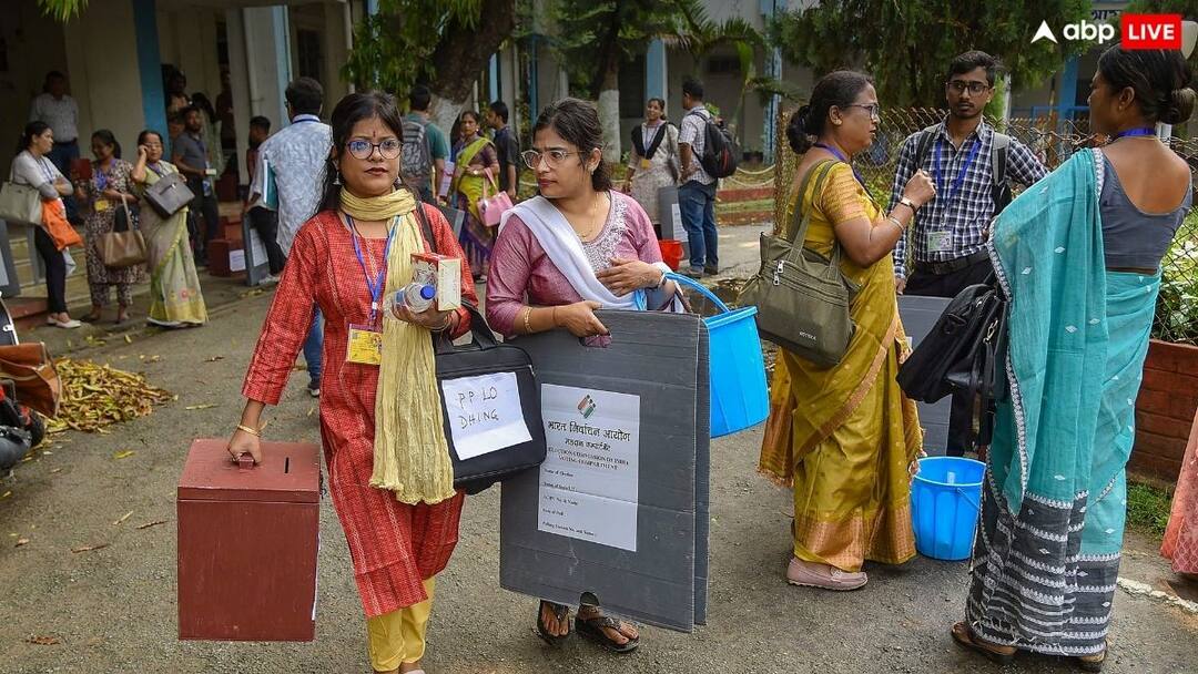 EVM-VVPAT Case Why Electronic Voting Machine is used in India as it is stopped in Europe America tells Election Commission to Supreme Court EVM-VVPAT Case: UK-USA में बंद तो भारत में किस लिए इस्तेमाल हो रही EVM?- SC के सवाल पर EC ने दिया यह जवाब