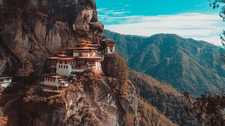 IRCTC Bhutan Tour: भूटान अपनी प्राकृतिक खूबसूरती के साथ-साथ अपनी विशेष संस्कृति के लिए पूरे विश्व में फेमस है. अगर आप भी हरे भरे पहाड़ की सैर करना चाहते हैं को आईआरसीटीसी के भूटान टूर पैकेज में बुकिंग करवा सकते हैं.