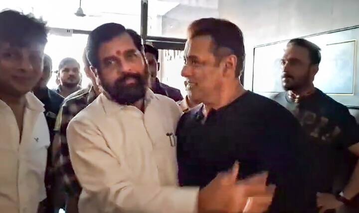 सलमान से मिलने के बाद सीएम एकनाथ शिंदे ने बताया कि हमने सलमान जी को कहा है की हमारी पूरी सरकार  उनके साथ है हम पूरी जड़ तक केस में जायेंगे. आगे ऐसी कोई घटना ना हो उसकी भी हमारी जिम्मेदारी रहेगी.  मुंबई में पूरी तरह से अंडर्वल्ड ख़त्म हो गया है यहां पर किसी की दादागिरी नहीं चलेगी.