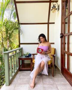 Ketika Sharma: 'స్టే గోల్డెన్‌' అంటున్న కేతిక - పుస్తకం చదివేస్తూ హాట్‌గా ఫోజులు ఇచ్చింది