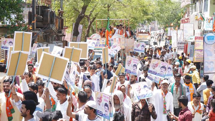 सीएम मोहन यादव आज हेलीकाप्टर से भोपाल से सागर आए. उनका मोतीनगर चौराहे से बाजे गाजे और डीजे के साथ रोड शो आरंभ हुआ. एक खुले ओरछा रथ वाहन में सीएम मोहन यादव भाजपा प्रत्याशी डॉ. लता वानखेड़े के समर्थन रोड शो किया.