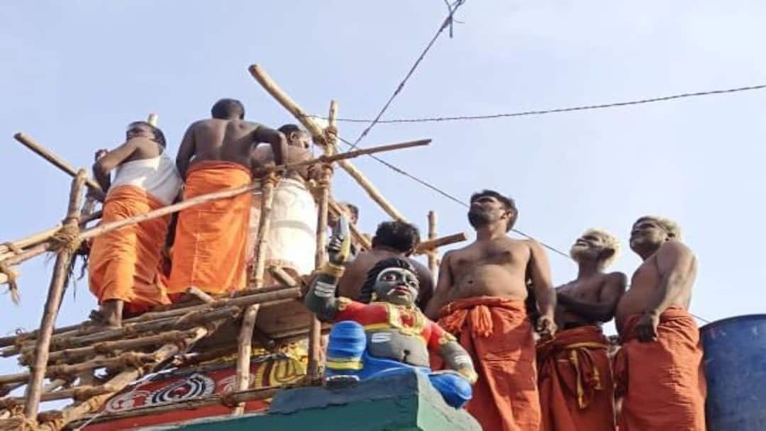 உசிலம்பட்டி ஒச்சம்மாள், கருப்பசாமி கோவில் கும்பாபிஷேக விழா - திரளான பக்தர்கள் பங்கேற்பு