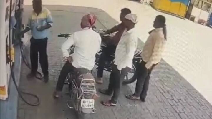 two wheeler suddenly caught fire while filling petrol Due to increasing temperature video went viral on social media Dhule Maharashtra Marathi News Dhule News : वाढत्या तापमानामुळे पेट्रोल भरताना दुचाकीला अचानक लागली आग, सोशल मिडियावर व्हिडिओ व्हायरल