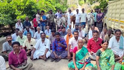 Theni No one will provide road facilities for more than 50 years  TNN 50 ஆண்டுக்கு மேலாக சாலை வசதி யாரும் செய்து தரல.. வாக்குப்பதிவு இயந்திரத்தை அனுமதிக்க மாட்டோம் - தேனியில் பரபரப்பு