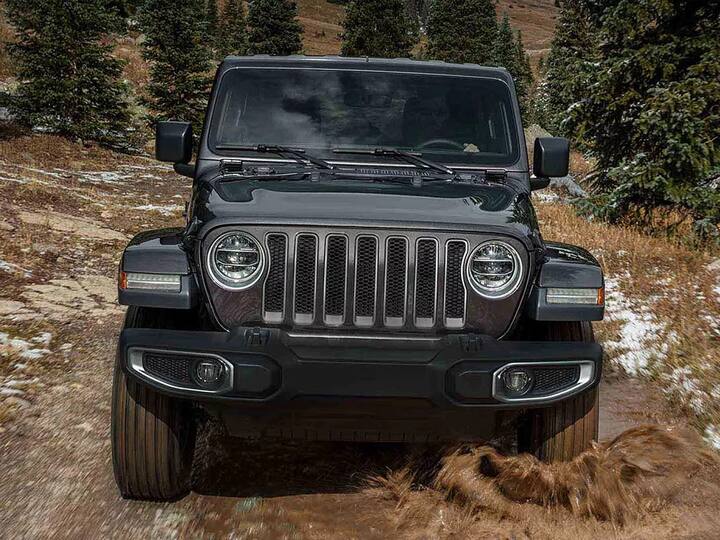 Jeep Wrangler Mini: ਭਾਰਤ ਵਿੱਚ ਹਾਲ ਹੀ ਵਿੱਚ SUVs ਦੀ ਮੰਗ ਤੇਜ਼ੀ ਨਾਲ ਵਧੀ ਹੈ। ਇਸ ਦੌਰਾਨ, ਭਾਰਤੀ ਕਾਰ ਨਿਰਮਾਤਾ ਮਹਿੰਦਰਾ ਨੇ ਕਈ SUV ਪੇਸ਼ ਕਰਕੇ ਮਾਰਕੀਟ ਵਿੱਚ ਆਪਣੀ ਪਛਾਣ ਬਣਾਈ ਹੈ। ਮਹਿੰਦਰਾ ਥਾਰ ਇੱਕ ਐਸਯੂਵੀ ਹੈ, ਜਿਸ ਨੇ ਨਾ ਸਿਰਫ਼ ਆਪਣੇ ਆਈਕੋਨਿਕ ਡਿਜ਼ਾਈਨ ਦੇ ਕਾਰਨ, ਸਗੋਂ ਆਪਣੀ ਜ਼ਬਰਦਸਤ ਆਫ-ਰੋਡ ਸਮਰੱਥਾਵਾਂ ਦੇ ਕਾਰਨ ਵੀ ਮਾਰਕੀਟ ਵਿੱਚ ਆਪਣੇ ਪੈਰ ਜਮਾਏ ਹਨ।