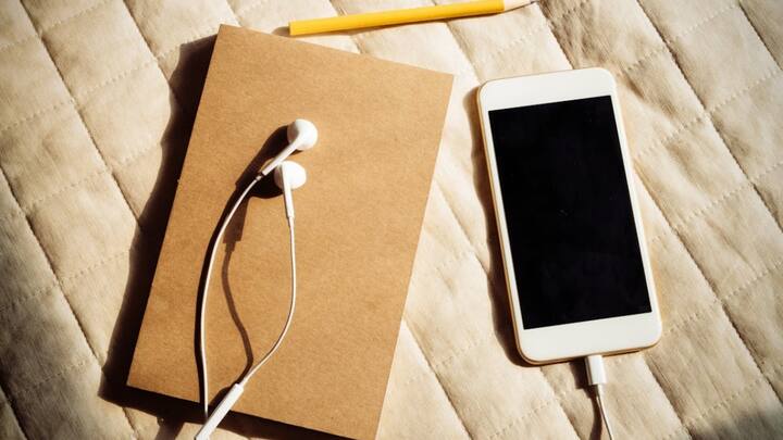 वहीं छोटे छेद इयरफोन को कान में डालने या निकालने पर ‘पॉप’ साउंड उत्पन्न करने की संभावना को कम करने में भी मदद करता है. हालांकि इसकी वजह से बाहर की आवाज़ भी कान में जाती रहती है, लेकिन साउंड क्वालिटी को खराब नहीं करती है.