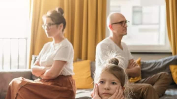 रिटायरमेंट की उम्र रिश्ता बनाए रखने के लिए काफी चुनौतीपूर्ण होती है. इस आयु में पाया गया है कि लोग जो कि जिम्मेदारियों या वित्तीय संकट के कारण तलाक नहीं दे पाए, वह इस आयु में इस निर्णय को लेते हैं. हालांकि ऐसे मामले भारत में बहुत कम देखे जाते हैं.