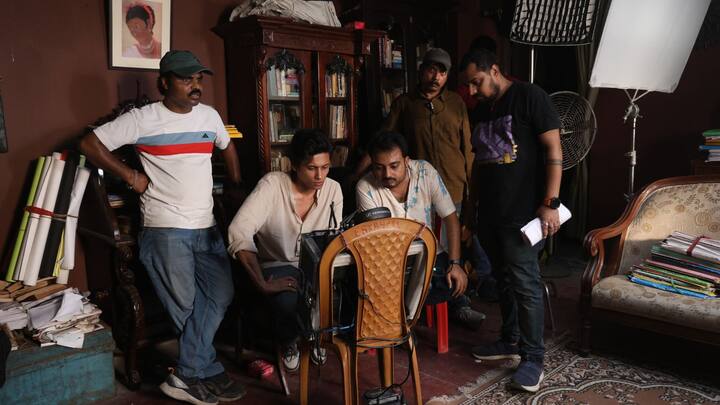 কাজের সূত্রে কলকাতা আসেন তিনি। কিন্তু সেখানে এসে, রহস্যজনকভাবে হারিয়ে যান তাঁর স্বামী। তাঁকে খুঁজে পাওয়ার জন্য যে যে পথ পেরতে হয় ম্যাডাম সেনগুপ্তকে, তাতেই বদলে যায় তাঁর জীবন।