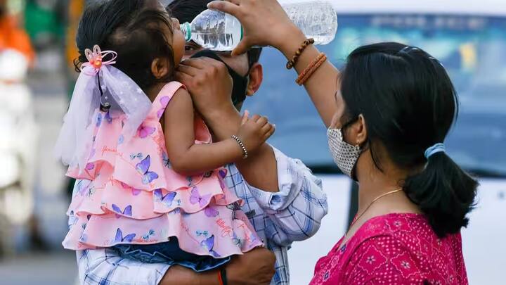मौसम विभाग ने कहा कि मध्य महाराष्ट्र और मराठवाड़ा में 17 और 18 अप्रैल, 2024 के दौरान अलग-अलग स्थानों में उष्ण लहर की स्थिति होने की संभावना है.