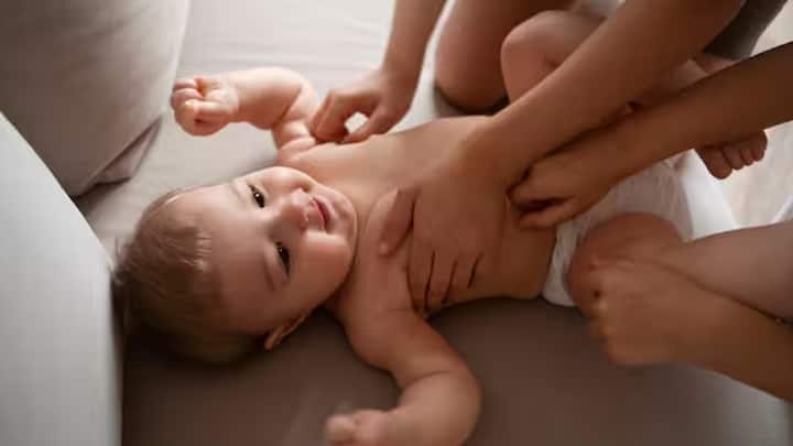 ઉનાળાની ઋતુમાં નાના બાળકોને કેટલી વાર માલિશ કરવી જોઈએ? નિષ્ણાતો પાસેથી આ વિશે જાણીએ. મસાજ કરવાથી બાળકોના શરીરમાં લોહીનો પ્રવાહ સુધરે છે, માંસપેશીઓ મજબૂત થાય છે અને તેમને સારી ઊંઘ પણ મળે છે. તેનાથી તેમનો શારીરિક અને માનસિક વિકાસ પણ સુધરે છે.