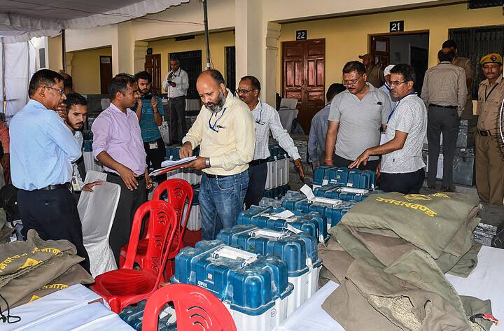 चुनावी ड्यूटी करने वाले मतदान कर्मचारियों प्रथम को 1150 रुपए और मतदान कर्मचारी द्वितीय को 900 रुपए बतौर मेहनताना दिया जाता है.