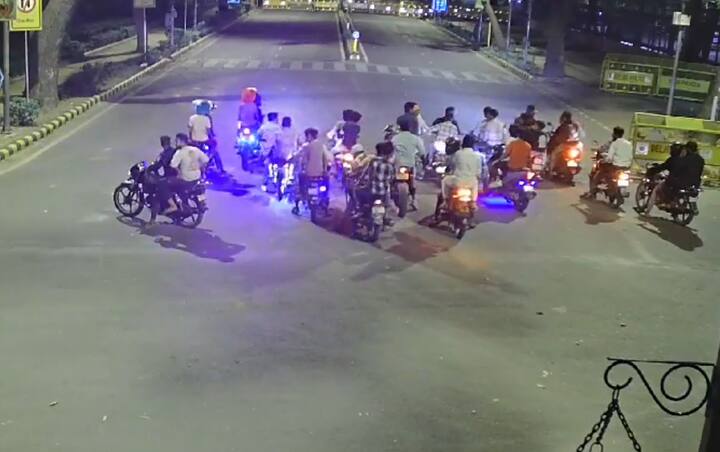 Delhi Bikers Group Stunt Police Arrested 28 Man and Seized Bikes During Making Reels in New Delhi Kartavya Path Watch: जान की नहीं परवाह, रील बनाने के लिए सड़कों पर निकले 28 बाइकर्स, बिना हेलमेट कर रहे थे स्टंट, अब गिरफ्तार