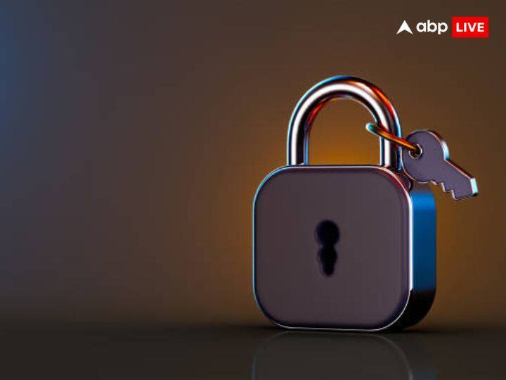 अगर ऐसा हो रहा है आपके साथ तो किसी शुक्रवार को कोई भी एक स्टील का ताला डिब्बी में बन्द का बन्द दुकान से खरीदें. इसे चेक करने के लिए भी खोलकर नहीं देखें. बंद ही लाएं तथा उसे शनिवार को बिना खोले किसी मन्दिर या धार्मिक स्थान पर रख दें.रखने के बाद बिना पीछे देखे वहां से चले आएं.