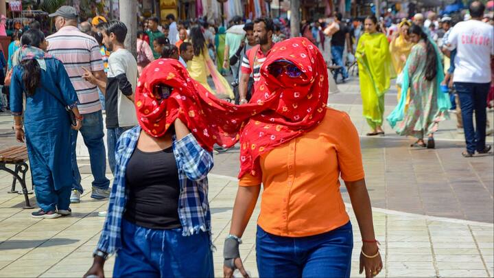 मौसम विशेषज्ञों की मानें तो अप्रैल महीने में लू चलने के आसार नहीं है जिससे तापमान भी 40 डिग्री सेल्सियस से ऊपर नहीं जाएगा.