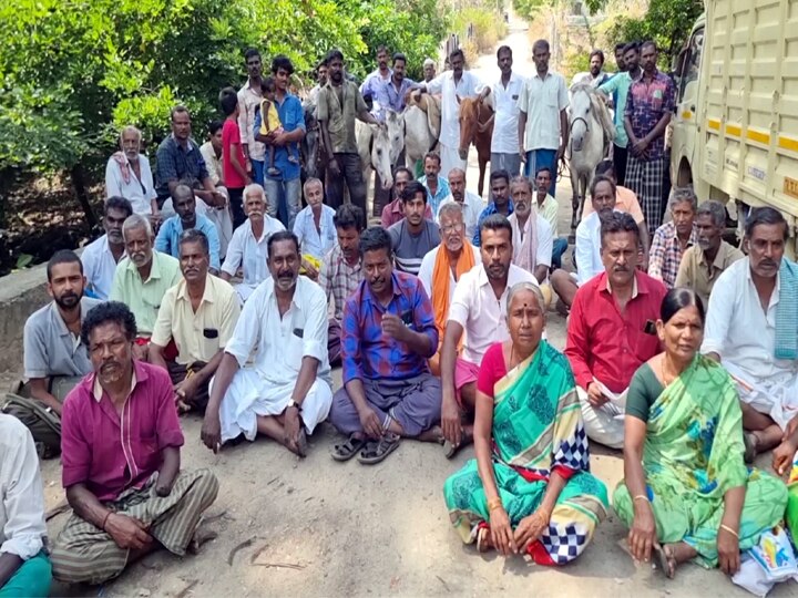 50 ஆண்டுக்கு மேலாக சாலை வசதி யாரும் செய்து தரல.. வாக்குப்பதிவு இயந்திரத்தை அனுமதிக்க மாட்டோம் - தேனியில் பரபரப்பு