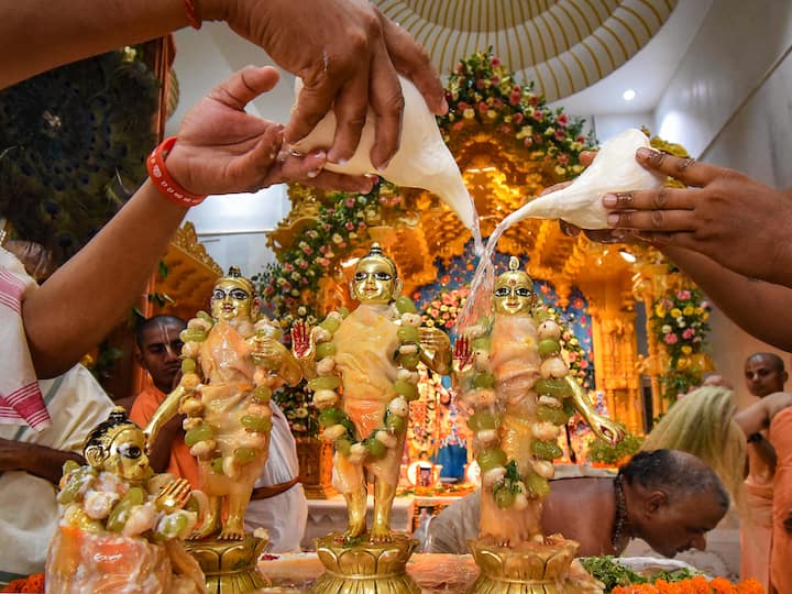 Patna: Priests give a holy bath to the idols of Lord Ram, Goddess Sita, Lord Lakshman and Lord Hanuman with a 'shankh' at ISKCON temple on the occasion of the Ram Navami festival.  (Image source: PTI Images)