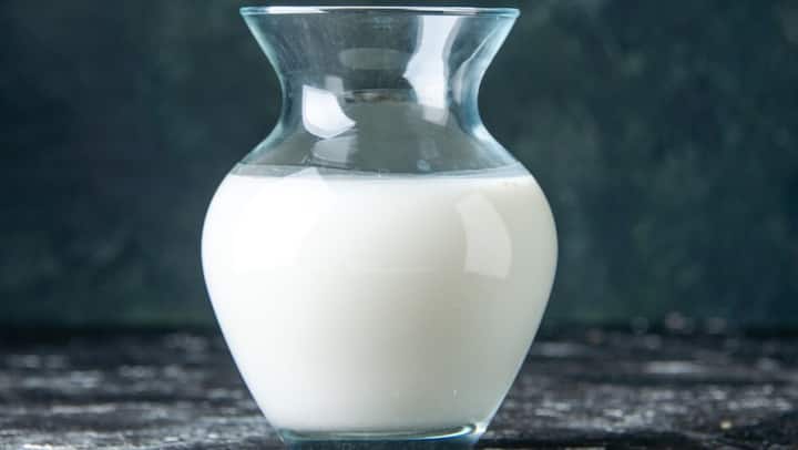 बर्तन साफ रखना : दूध फटने का एक कारण गंदा बर्तन भी हो सकता है. इसलिए दूध उबालने से पहले बर्तन को अच्छे से साफ करें. साफ करने के बाद, बर्तन में दूध डालने से पहले थोड़ा पानी डालें, यह दूध के नीचे चिपकने से बचाएगा.