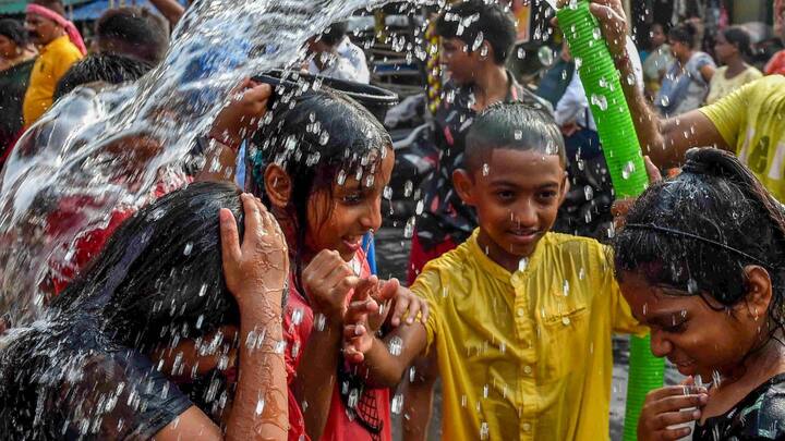 দহন থেকে এখনই রেহাই নেই দক্ষিণবঙ্গের। শনিবার পর্যন্ত ৪০-এর ঘরেই থাকবে দক্ষিণবঙ্গের পারদ।