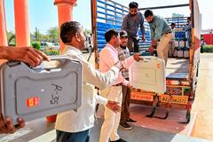 नहीं है वोटर आईडी कार्ड? मतदान के लिए ले जाएं ये डॉक्यूमेंट्स, आसानी से यूं ढूंढ सकते हैं पोलिंग बूथ