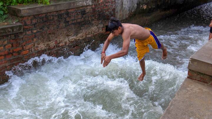image 3তারপরের তিনদিন তাপমাত্রা ৪ থেকে ৭ ডিগ্রি বাড়বে সমস্ত জেলাতেই। এর ফলে, আগামীকাল থেকে রবিবার পর্যন্ত তাপপ্রবাহ বজায় থাকবে। তবে তা সহনীয়।