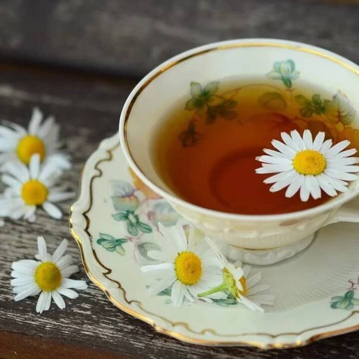 ਜੇ ਤੁਸੀਂ ਆਪਣੀ ਤਣਾਅ ਭਰੀ ਜ਼ਿੰਦਗੀ ਵਿਚ ਚਾਹ ਦੀ ਚੁਸਕੀ ਲੈਣਾ ਚਾਹੁੰਦੇ ਹੋ, ਤਾਂ ਕੈਮੋਮਾਈਲ ਚਾਹ ਪੀਓ, ਕਿਉਂਕਿ ਇਹ ਤੰਤੂਆਂ ਨੂੰ ਸ਼ਾਂਤ ਕਰਕੇ ਤਣਾਅ ਤੋਂ ਰਾਹਤ ਦਿੰਦੀ ਹੈ ਅਤੇ ਤੁਹਾਡੇ ਲੀਵਰ ਨੂੰ ਡੀਟੌਕਸਫਾਈ ਕਰਨ ਵਿਚ ਵੀ ਮਦਦਗਾਰ ਹੈ। ਕੈਮੋਮਾਈਲ ਚਾਹ ਦਾ ਸੇਵਨ ਪਾਚਨ ਅਤੇ ਨੀਂਦ ਦੇ ਪੈਟਰਨ ਨੂੰ ਵੀ ਸੁਧਾਰਦਾ ਹੈ। ਇਸ ਦਾ ਸੇਵਨ ਕਰਨ ਨਾਲ ਮੈਟਾਬੋਲਿਜ਼ਮ ਵਧੇਗਾ, ਜਿਸ ਨਾਲ ਫਿੱਟ ਰਹਿਣ 'ਚ ਮਦਦ ਮਿਲੇਗੀ। ਇਹ ਚਾਹ ਸ਼ੂਗਰ ਦੇ ਮਰੀਜ਼ਾਂ ਲਈ ਵੀ ਫਾਇਦੇਮੰਦ ਹੈ, ਇਸ ਲਈ ਤੁਸੀਂ ਇਸ ਚਾਹ ਨੂੰ ਆਪਣੀ ਖੁਰਾਕ ਦਾ ਹਿੱਸਾ ਬਣਾ ਸਕਦੇ ਹੋ।
