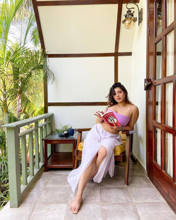 చేతిలో పుస్తకంతో ఈ భామ ఫోటోలకు ఫోజులు ఇచ్చింది. ఈ ఫోటోలను స్టే గోల్డెన్ (Stay Golden) అంటూ క్యాప్షన్ ఇచ్చింది.