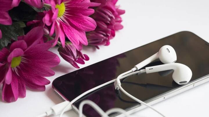 जानकारी के मुताबिक ईयरफोन में इसलिए भी छेद दिए जाते हैं, ताकि इसके ज़रिए एयर फ्लो होता रहे. इससे ईयरफोन लगाने पर कान के अंदर बनने वाले प्रेशर को कम करने में मदद मिलती है. जिन ईयरफोन में छेद नहीं होता है, उससे कान में काफी प्रेशर पड़ सकता है