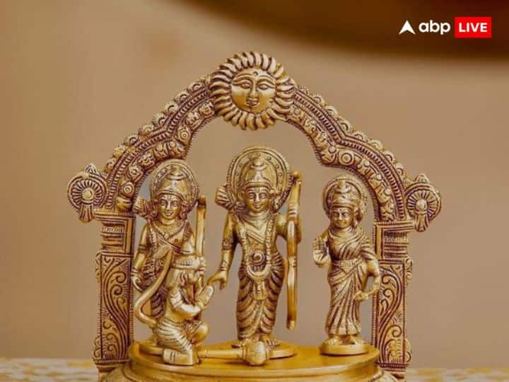 अगर आप घर के पूर्व दिशा (East Direction) में राम दरबार की तस्वीर लगाते हैं तो समाज में आपका मान-सम्मान बढ़ता है और पारिवारिक जीवन में सुख-शांति बनी रहती है.