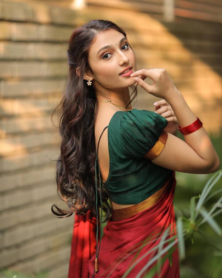 తాజాగా ‘మిరాయ్’ టైటిల్ రివీల్ చేస్తూ మేకర్స్ ఇంట్రెస్టింగ్ గ్లింప్స్ ను వదిలారు. ఇందులో తేజ సజ్జ సూపర్ యోధుడిగా కనిపించి ఆకట్టుకున్నాడు. Photo Credit: Ritika_nayak/Instagram