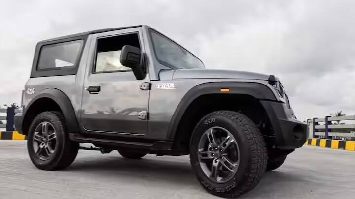 Mahindra Thar 5-door SUV 2.0-લિટર ટર્બો પેટ્રોલ અને 2.2-લિટર ડીઝલ, 4x2 અને 4x4 એન્જિન વેરિઅન્ટમાં મળી શકે છે. કારમાં ટ્વીક્ડ ગ્રીલ પણ હોઈ શકે છે. ડીઆરએલની સાથે એલઇડી હેડલેમ્પને પણ નવા થારના ફીચર્સમાં સામેલ કરી શકાય છે.