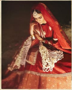 Ranveer Singh & Kriti Sanon : காசியின் பாரம்பரிய உடையில் கையில் மாலையுடன் போஸ் கொடுக்கும் ரன்வீர் சிங் - க்ரித்தி சானோன்!