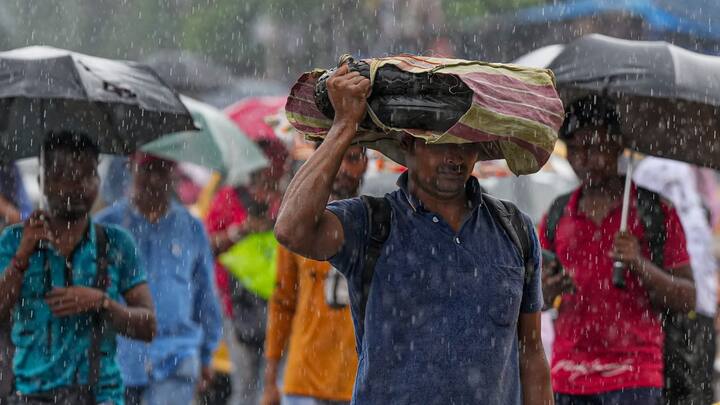 উত্তরের দার্জিলিং, কালিম্পং ও জলপাইগুড়িতে আগামী চারদিন বিকেলের দিকে বিক্ষিপ্তভাবে হালকা বা মাঝারি বজ্রবিদ্যুৎ সহ বৃষ্টির পূর্বাভাস রয়েছে। সঙ্গে ৩০ থেকে ৪০ কিলোমিটার বেগে দমকা ঝোড়ো হাওয়া বইতে পারে।