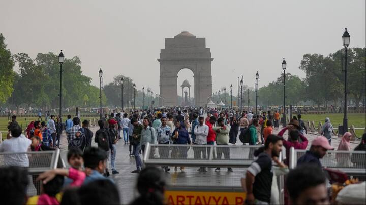 Delhi Weather Update Today : दिल्ली में बारिश के बाद मौसम थोड़ा सुहावना हो गया है. मौसम विभाग की मानें तो अगले कुछ दिनों तक तापमान 37 डिग्री सेल्सियस के पार नहीं जाएगा.