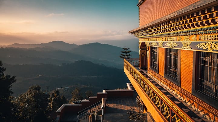 Bhutan Tour: पड़ोसी देश भूटान अपनी खूबसूरती के लिए पूरी दुनिया में जाना जाता है. आप भी  लैंड ऑफ थंडर ड्रैगन के देश की सैर करना चाहते हैं तो आईआरसीटीसी एक शानदार पैकेज लेकर आया है.
